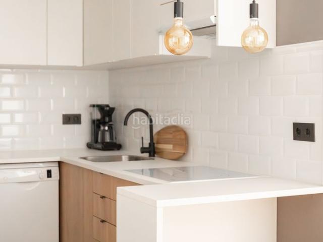 Piso en venta en Barcelona, Raval. Encantador piso reformado de 2 habitaciones en el Raval, a pasos de Sant Antoni. Pisos.