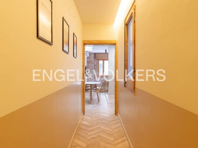 Piso en venta en Barcelona, Raval. Exclusivo apartamiento modernista de 3 habitaciones en el centro de Barcelona. Pisos.