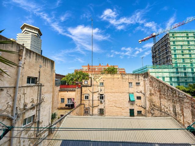Piso en venta en Barcelona, Raval. Exclusivo piso reformado de 2 habitaciones y 2 baños junto a Drassanes. Pisos.