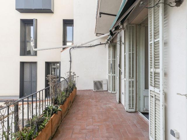 Piso en venta en Barcelona, Raval. Gran piso en finca regia soleado con salida directa a terraza y balcones. Pisos.