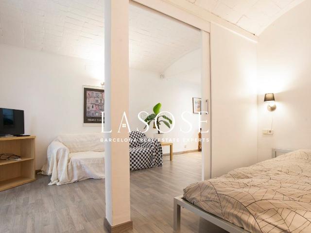 Piso en venta en Barcelona, Raval. IDEAL PARA PRIMEROS COMPRADORES! LOFT CON CÉDULA DE HABITABILIDAD EN LA CALLE SANT GIL. Pisos.