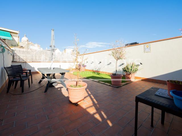 Piso en venta en Barcelona, Raval. Interesante ático a reformar con terraza en el centro de Barcelona. Pisos.