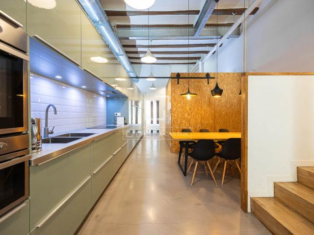 Piso en venta en Barcelona, Raval. Loft contemporáneo con terraza y piscina privada en venta en el centro histórico de Barcelona. Pisos.