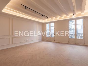 Piso en venta en Barcelona, Raval. Luz, carácter original y obra nueva junto a La Rambla. Pisos.