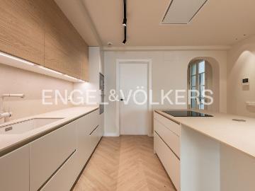 Piso en venta en Barcelona, Raval. Luz, carácter original y obra nueva junto a La Rambla. Pisos.
