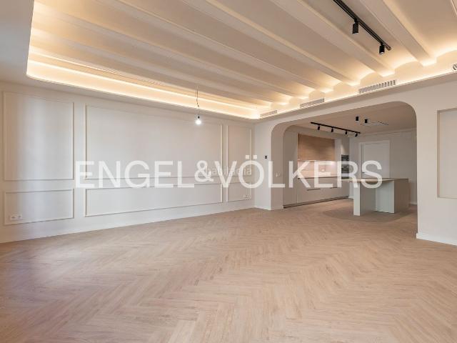 Piso en venta en Barcelona, Raval. Luz, carácter original y obra nueva junto a La Rambla. Pisos.
