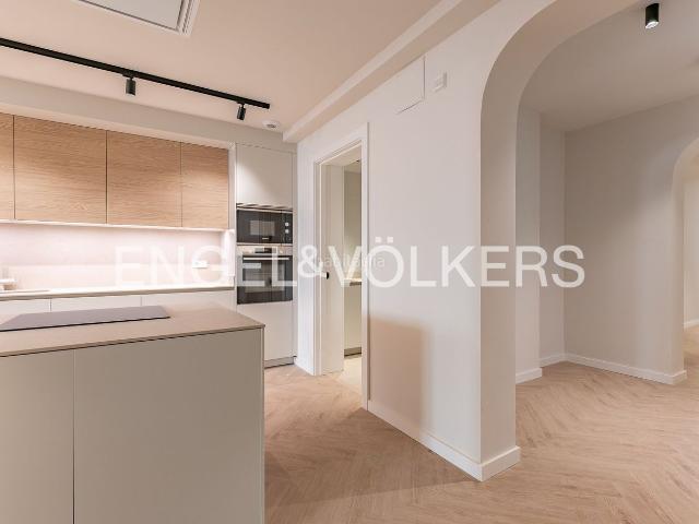 Piso en venta en Barcelona, Raval. Luz, carácter original y obra nueva junto a La Rambla. Pisos.