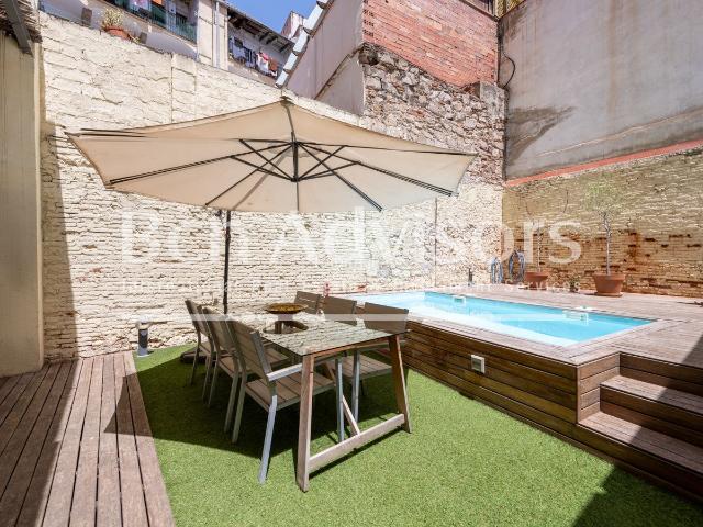 Piso en venta en Barcelona, Raval. Maravilloso piso con terraza y piscina en el casco histórico de Barcelona. Pisos.