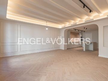 Piso en venta en Barcelona, Raval. Obra nueva, amplitud y carácter junto a La Rambla. Pisos.
