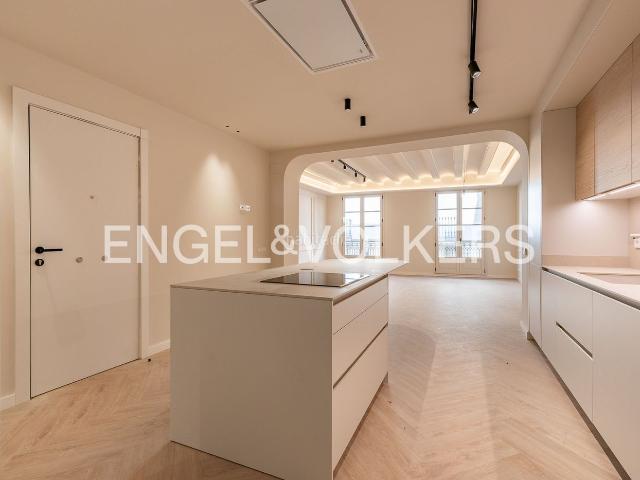 Piso en venta en Barcelona, Raval. Obra nueva, amplitud y carácter junto a La Rambla. Pisos.