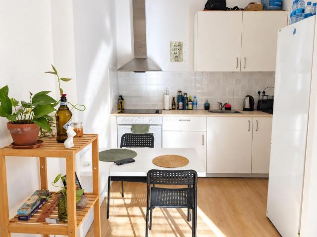 Piso en venta en Barcelona, Raval. Oportunidad única en El Raval Piso reformado con balcón y alquiler garantizado. Pisos.