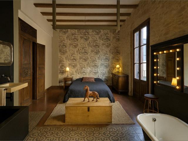 Piso en venta en Barcelona, Raval. Pieza única con arquitectura típica de Barcelona. Pisos.