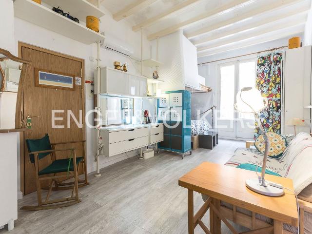 Piso en venta en Barcelona, Raval. Piso con techos altos y ascensor en Raval Norte. Pisos.
