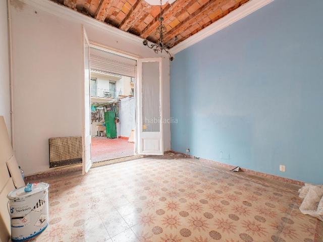 Piso en venta en Barcelona, Raval. Piso con encanto histórico y terraza soleada en el corazón de Barcelona. Pisos.
