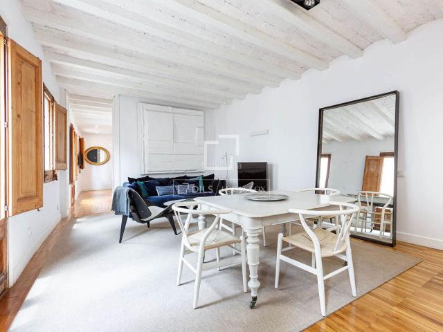 Piso en venta en Barcelona, Raval. Piso de dos habitaciones reformado a la venta en el casco antiguo de Barcelona. Pisos.