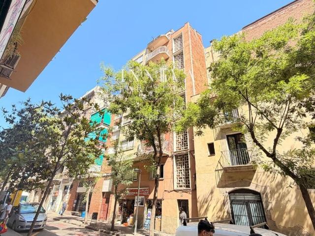 Piso en venta en Barcelona, Raval. Piso en calle Riera Alta Barcelona ASCENSOR. Pisos.