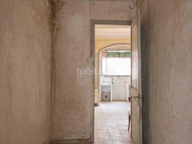 Piso en venta en Barcelona, Raval. PISO EN VENTA EN EL RAVAL, ORIENTACIÓN SUR Y POTENCIAL DE REFORMA IDEAL PARA INVERSOR. Pisos.