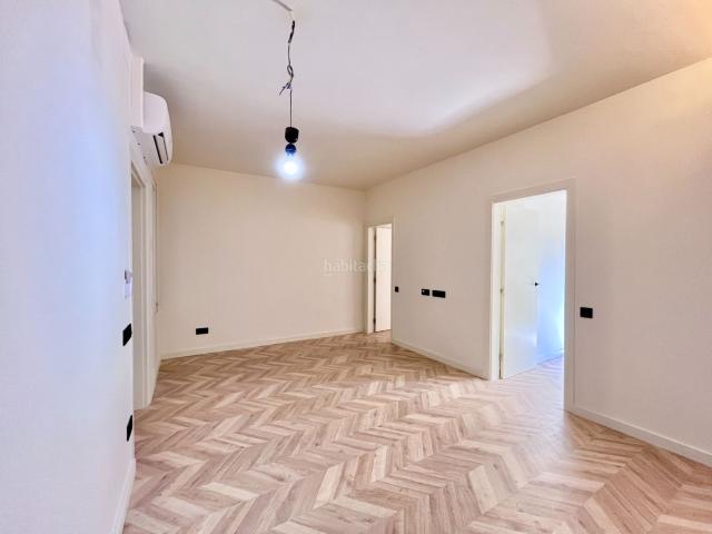 Piso en venta en Barcelona, Raval. Piso reformado a estrenar de tres habitaciones. Pisos.