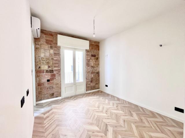 Piso en venta en Barcelona, Raval. Piso reformado a estrenar de tres habitaciones. Pisos.