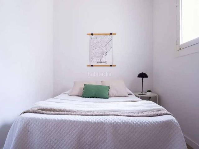Piso en venta en Barcelona, Raval. Piso reformado con 3 dormitorios en Carrer de Sant Gil, El Raval, Barcelona 08001. Pisos.