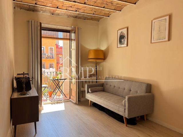 Piso en venta en Barcelona, Raval. Piso reformado con terraza privada en La Rambla, Barcelona. Pisos.