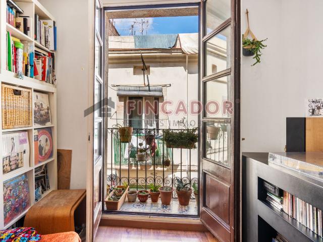 Piso en venta en Barcelona, Raval. Pisos.