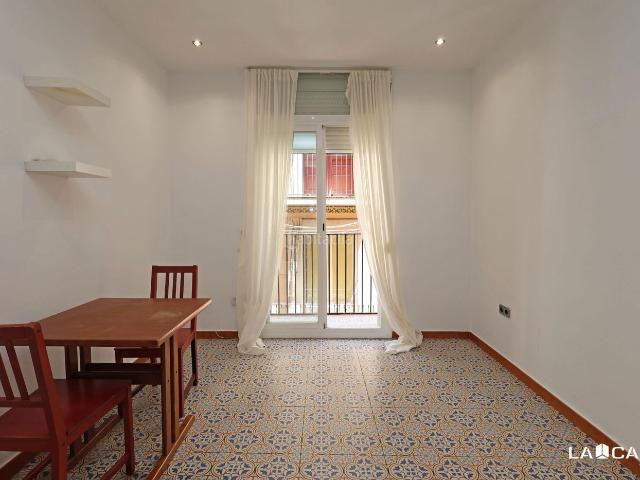 Piso en venta en Barcelona, Raval. Pisos.