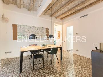 Piso en venta en Barcelona, Raval. Precioso apartamento esquinero con terraza. Pisos.