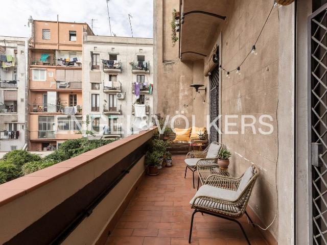 Piso en venta en Barcelona, Raval. Precioso apartamento esquinero con terraza. Pisos.