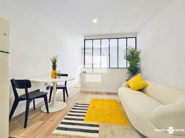 Piso en venta en Barcelona, Raval. Precioso ático con terraza privada en la Calle Lluna. Pisos.