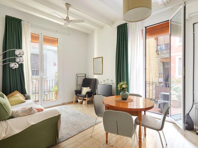 Piso en venta en Barcelona, Raval. Precioso piso esquinero. Pisos.