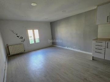 Piso en venta en Barcelona, Raval. Joya bohemia con alma histórica junto a La Rambla. Pisos.