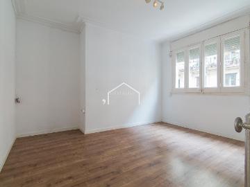 Piso en venta en Barcelona, Raval. Principal en el centro de Barcelona, junto al MACBA 3 habitaciones exteriores. Pisos.