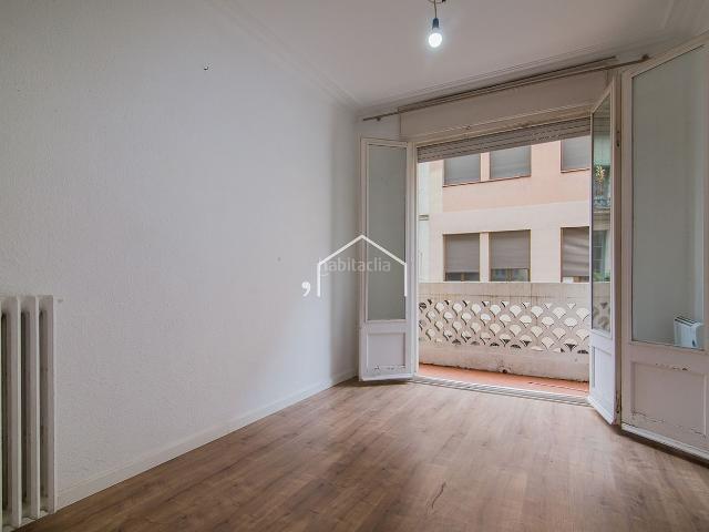 Piso en venta en Barcelona, Raval. Principal en el centro de Barcelona, junto al MACBA 3 habitaciones exteriores. Pisos.