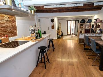 Piso en venta en Barcelona, Raval. Reformado con terraza amplia. Pisos.