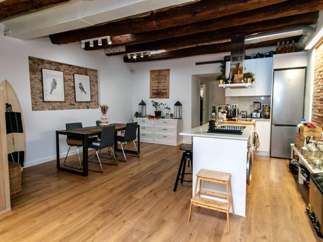 Piso en venta en Barcelona, Raval. Reformado con terraza amplia. Pisos.