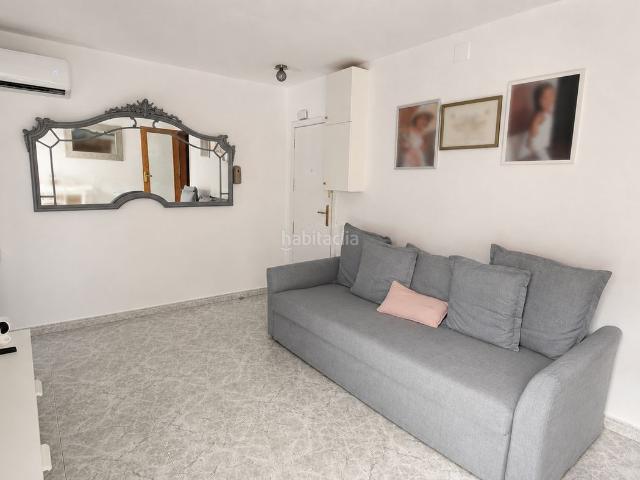 Piso en venta en Barcelona, Roquetes. Vivienda de 3 dormitorios, ascensor, balcón galería para entrar a vivir. Pisos.