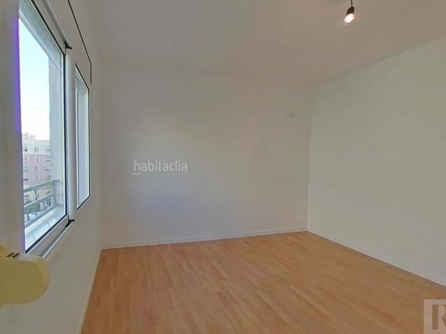 Piso en venta en Barcelona, Sant Martí de Provençals. Descubre este apartamento de 4 dormitorios en Barcelona, renovado en 2021 y rodeado de servicios y zonas verdes. Ideal para quiene. Pisos.