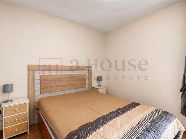 Piso en venta en Barcelona, Sant Antoni. ÚLTIMA PLANTA A REFORMAR EN FINCA REGIA EN EL BARRIO DE SANT ANTONI. Pisos.
