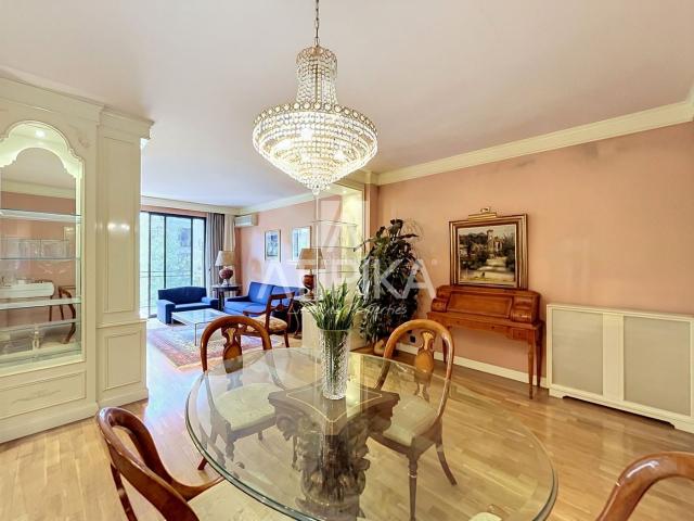 Piso en venta en Barcelona, Sant Antoni. Vivienda de 144m2 en venta con cuatro habitaciones y terraza en Avenida Mistral. Pisos.