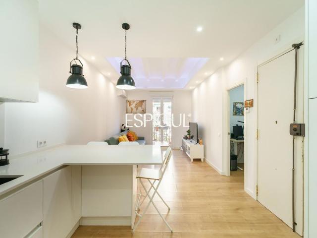 Piso en venta en Barcelona, Sant Antoni. Vivienda reformada con balcón en finca regia en Sant Antoni. Pisos.