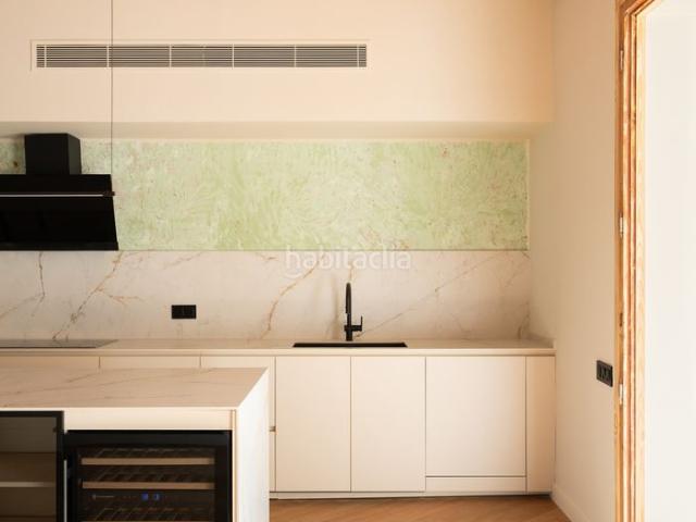 Piso en venta en Barcelona, Sant Antoni. Amplia vivienda en obras en planta principal con terraza privada de 24 m. Pisos.