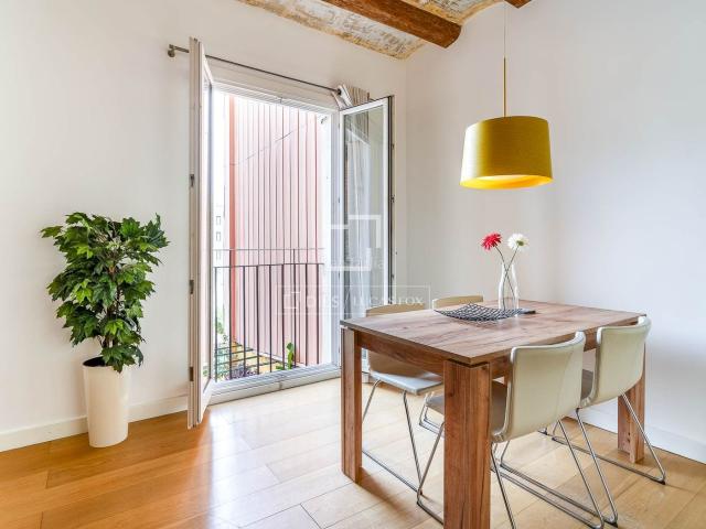 Piso en venta en Barcelona, Sant Antoni. Apartamento de diseño con licencia turística en finca regia en Sant Antoni. Pisos.