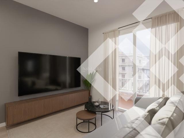 Piso en venta en Barcelona, Sant Antoni. Ático, luminoso, 16m2 terraza, todo exterior, silencioso, 4 habitaciones 2 baños. Pisos.