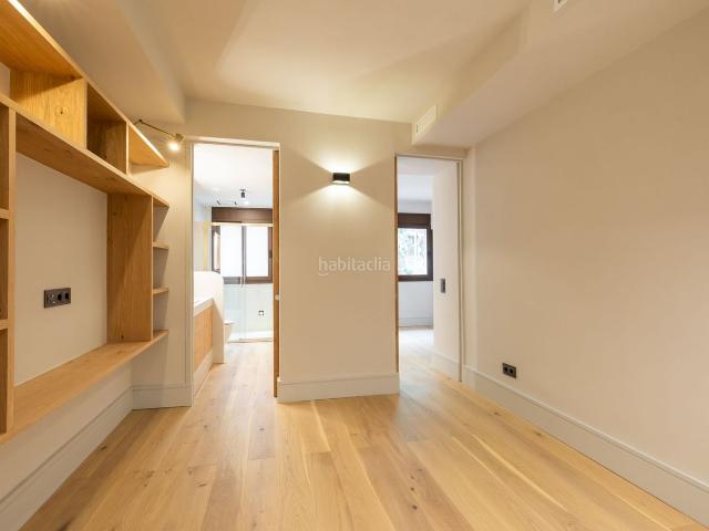 Piso en venta en Barcelona, Sant Antoni. Entresuelo terminado con terraza privada en Sant Antoni por 395.000. Pisos.