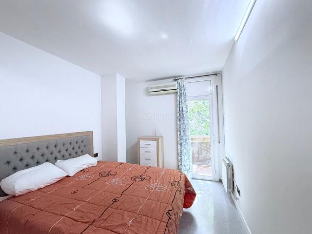 Piso en venta en Barcelona, Sant Antoni. con balcón, terraza y mucha luz natural. Pisos.