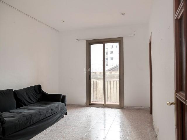 Piso en venta en Barcelona, Sant Antoni. Con terraza soleado. Pisos.