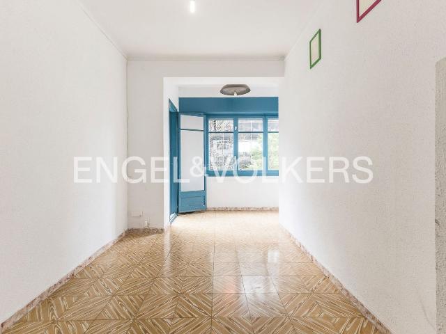 Piso en venta en Barcelona, Sant Antoni. Encantador apartamento exterior en Sant Antoni. Pisos.
