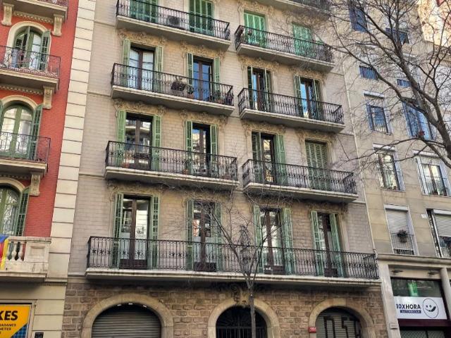 Piso en venta en Barcelona, Sant Antoni. ¡Espectacular piso con super terraza!. Pisos.