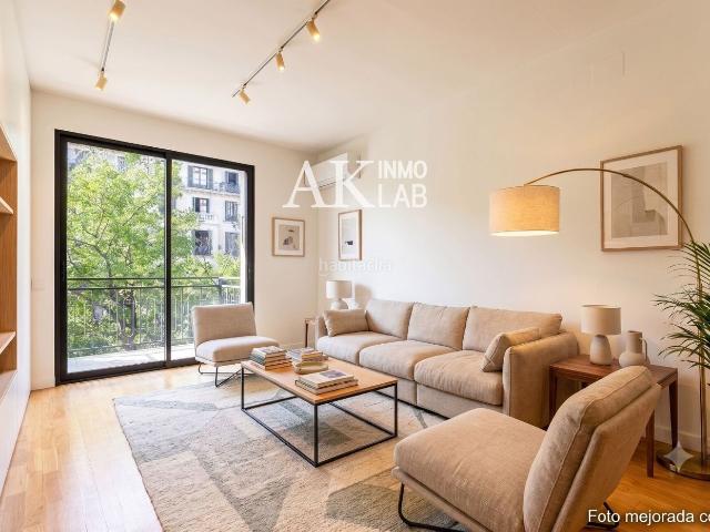 Piso en venta en Barcelona, Sant Antoni. Luminoso piso de 144 m con 4 habitaciones, 2 balcones grandes y terraza comunitaria en finca Núñez i Navarro. Pisos.